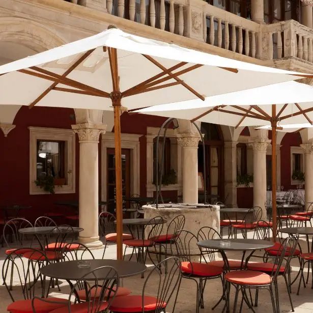 Tende da sole Milano: installazione ombrelloni da esterno